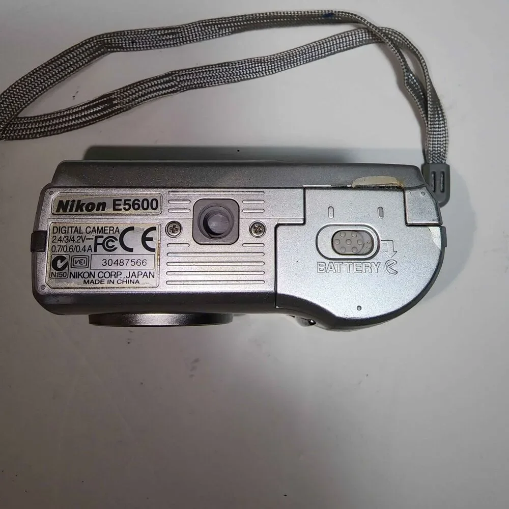 Nikon COOLPIX 5600 5.1MP Digital Camera - Silver (read)